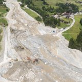 La route menant au Val de Bagnes avait été coupée après que le pont fusible du Fregnolet avait été emporté par une lave torrentielle au début du mois (archives). KEYSTONE/CYRIL ZINGARO